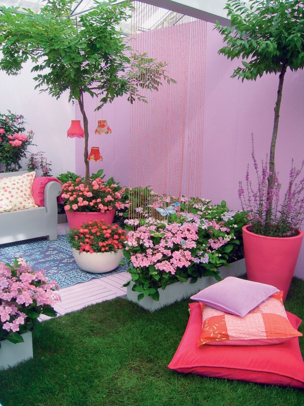 Dekoráció és Divat a kertben pink növénytartó
