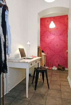 Barokkos vörös tapétadekoráció