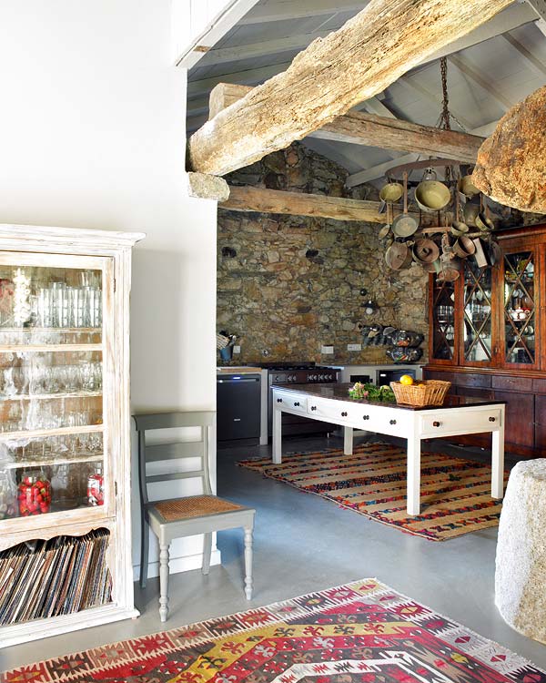 Antik tálalószekrény mediterrán házban