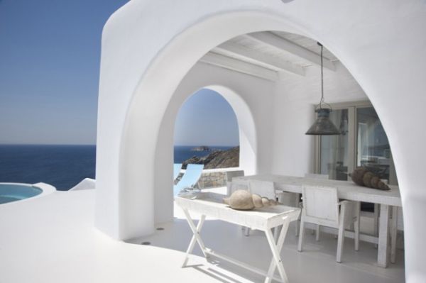 Görög terasz fehér fal fehér teraszbútor