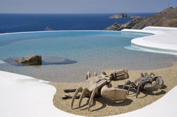 Feszített viztükrű medence, a görög tenger partján