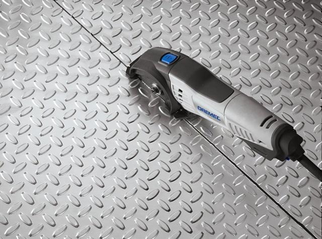 Dremel DSM20 kompakt fűrész fémlemez vágás