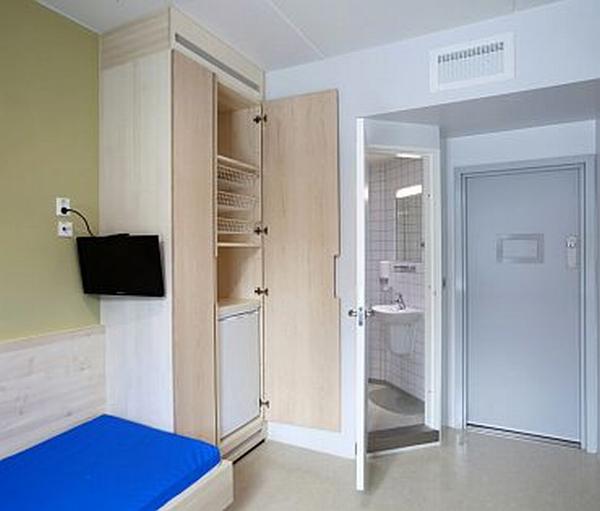 Beépített szekrény hűtővel börtönben