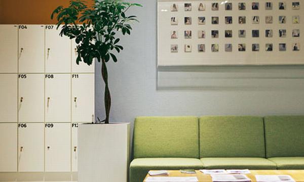 Közösségi térben minimál bútor