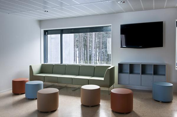 Közösségi térben minimál bútor