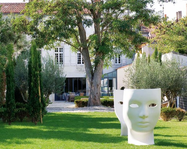 Régi francia ház modern kertje