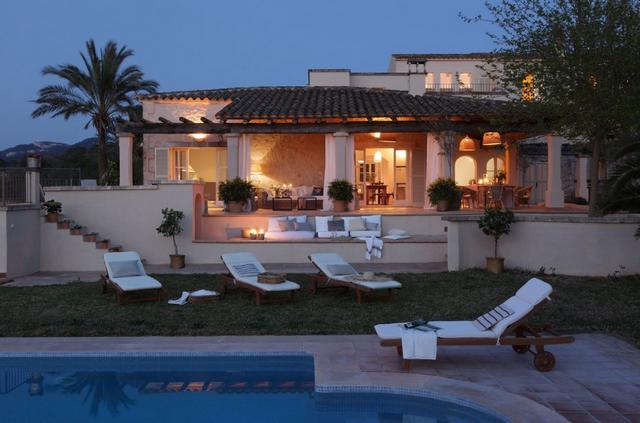 Mediterrán ház Mallorcán és medencés terasz
