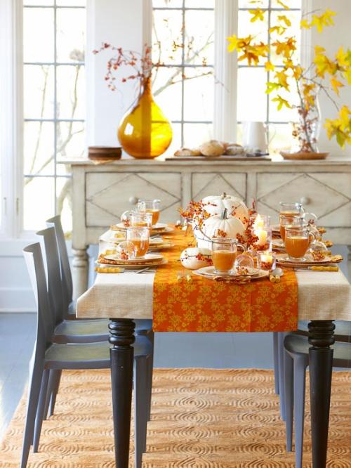 Őszi asztaldekoráció színes falevelekkel