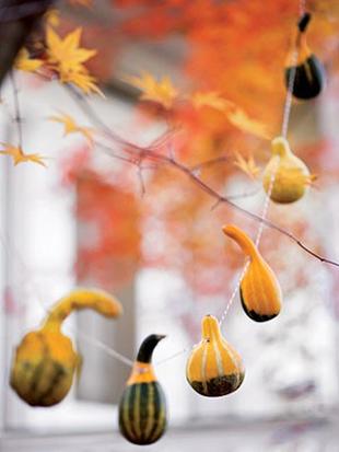 Őszi kerti dekoráció felfűzött dísztökkel