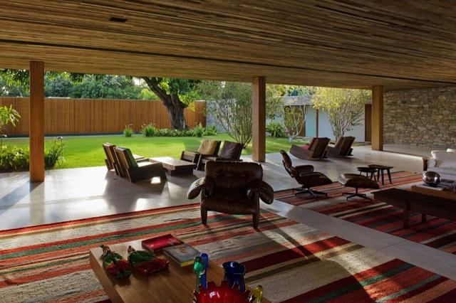Szőtt csíkos szőnyeg és modern kerti bútor