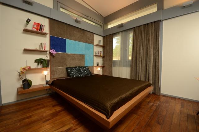 Modern  hálószoba barna függönnyel