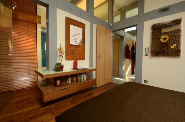 Modern hálószoba fareluxával