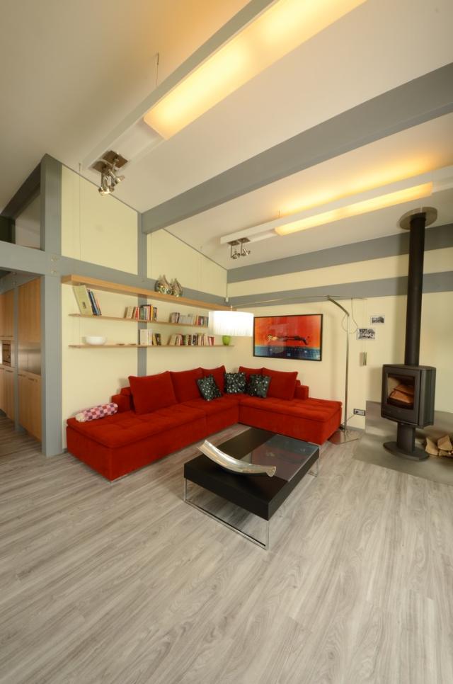 Piros sarokkanapé és fatüzelésű kandalló