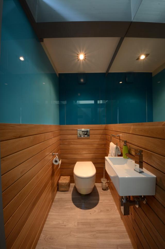 Modern vendégvécé tölgyfaburkolat