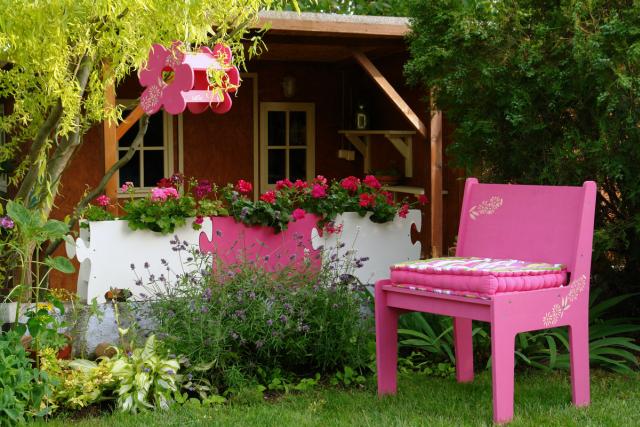 BeBird design madáretető, virágláda és kert bútor