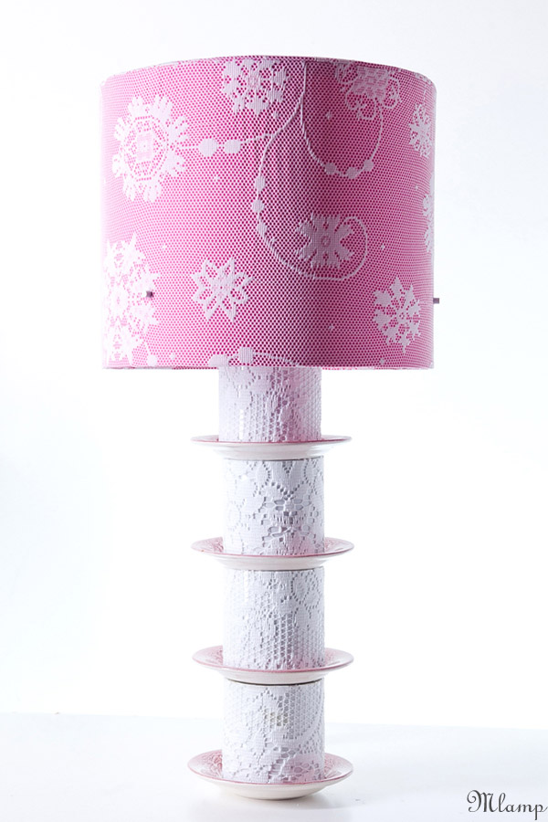 Porcelán asztali lámpa: angol porcelán csészealátétek, Hollóházi Porcelán bögrék csipkeborítással.