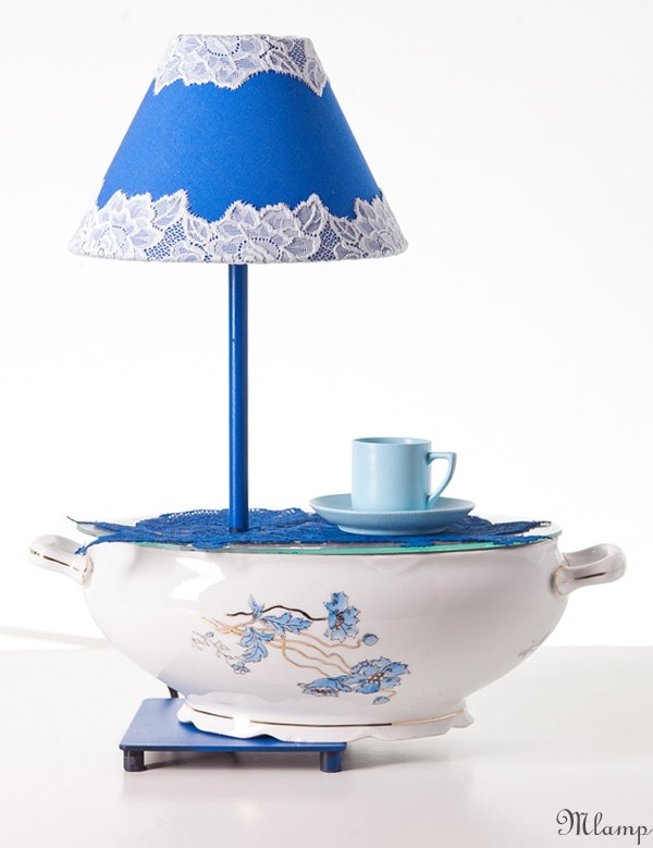 Porcelán asztali lámpa: kék virágmintás ovális cseh porcelán levesestál, csipke rátéttel, fém lámpatest.