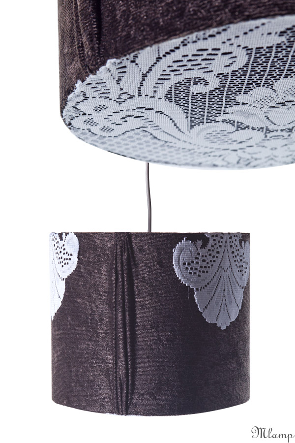 Lámpaernyő / függőlámpa: szürke hengerernyő, oldalt és alul fehér csipkével díszítve. 