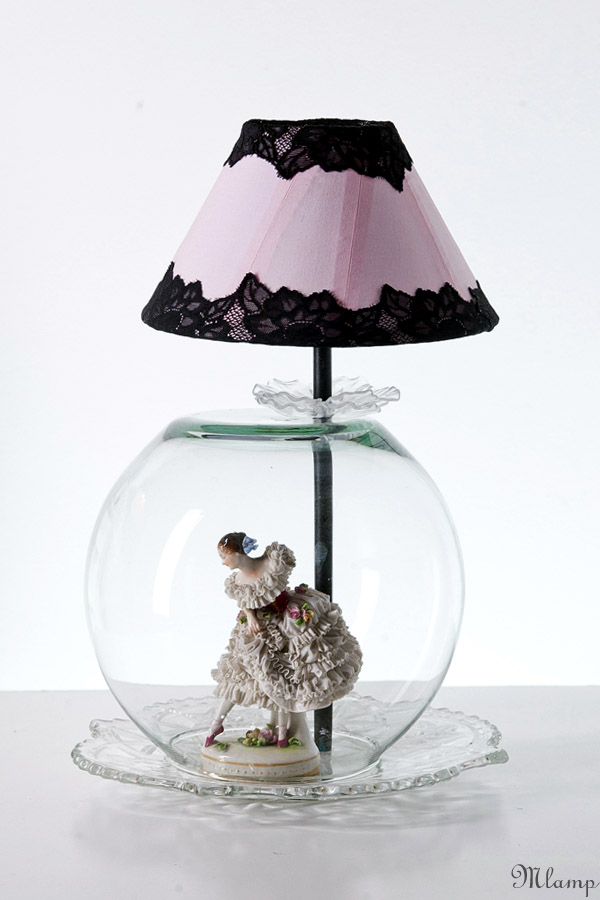 Üveg asztali lámpa: Volkstedt porcelán balerina, gömbváza alatt.
