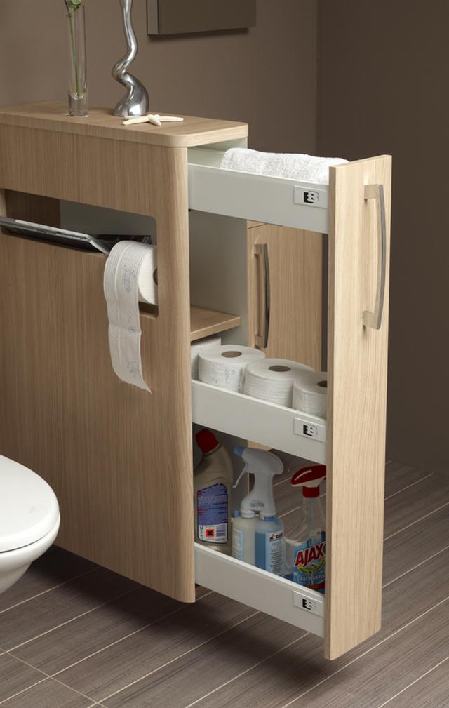 Kihúzható praktikus fürdőszobai tárolószekrény kis tárgyakhoz