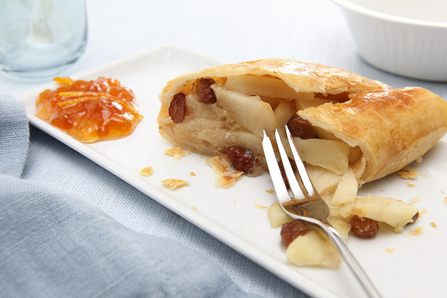 Almás rétes és gyorsfagyasztott sütemény gyors felmelegítése