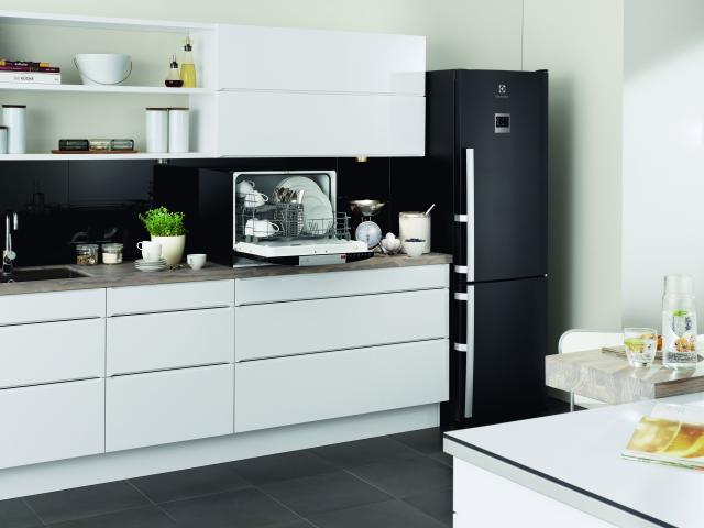Electrolux EN3487AOH hűtőszerény fekete festéssel