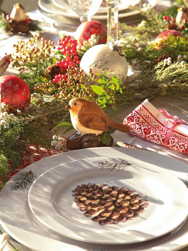 Karácsonyi asztaldísz és toboz mintás étkészlet
