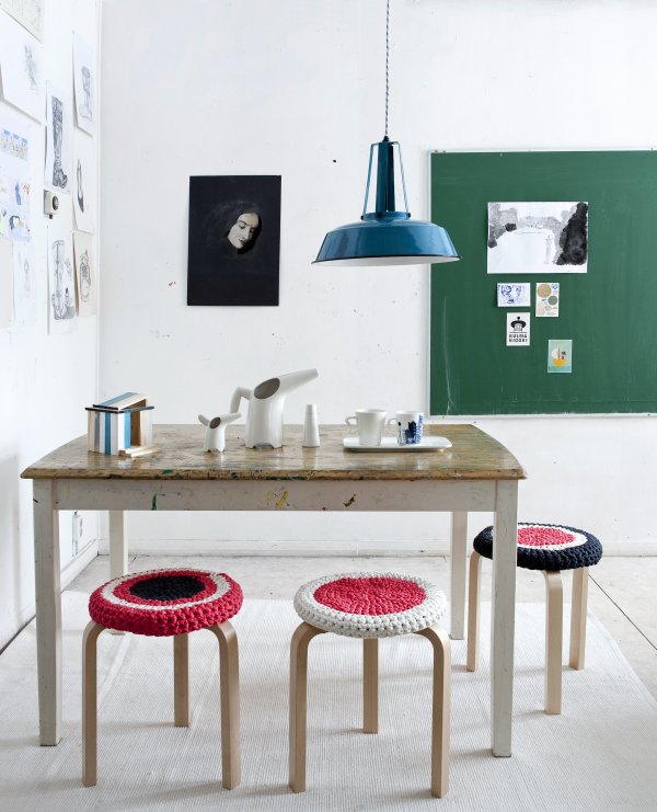 Design tárgy asztaldekoráció Ikea székek