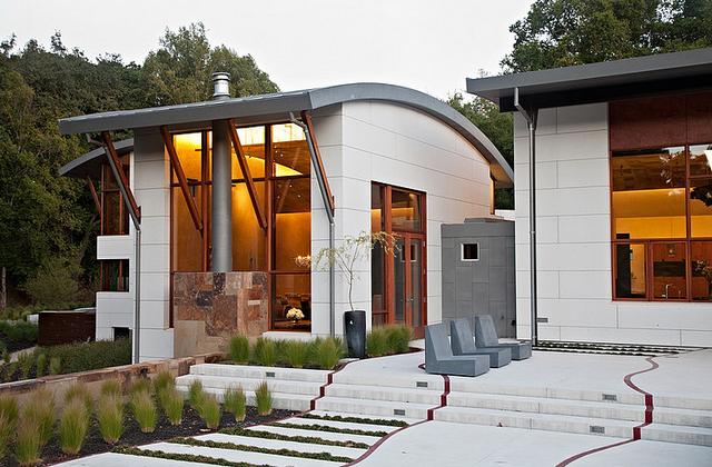 Modern ház egyedi tetőszerkezettel