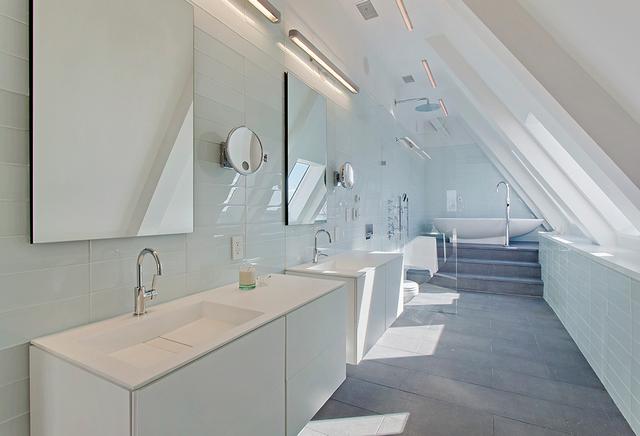 Modern világos fürdőszoba