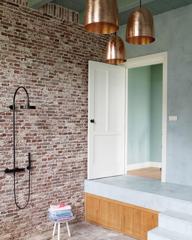 Régi téglafal a fürdőszobában