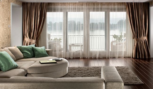 Nappali fényáteresztő függönnyel