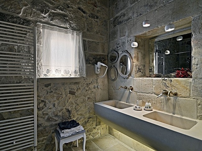 Rustic bathroom in Italy