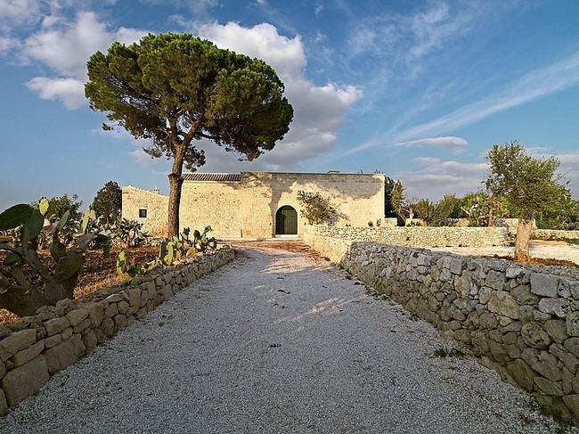 Mediterrán kőház udvara