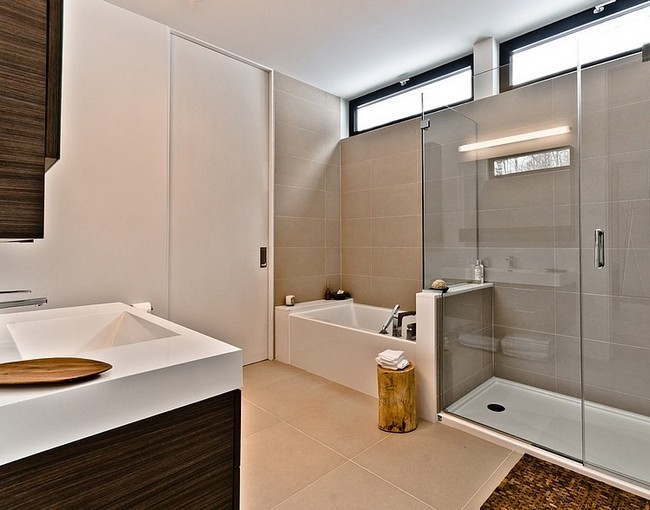 Modern fürdőszoba bézs és szürke színben 