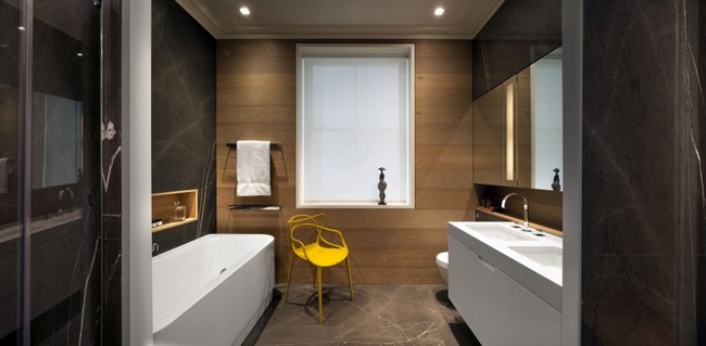 Modern fürdőszoba sárga székkel
