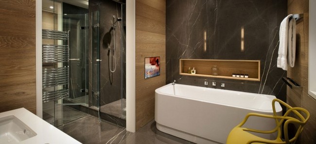 Modern fürdő fehér káddal és zuhanyfülkével