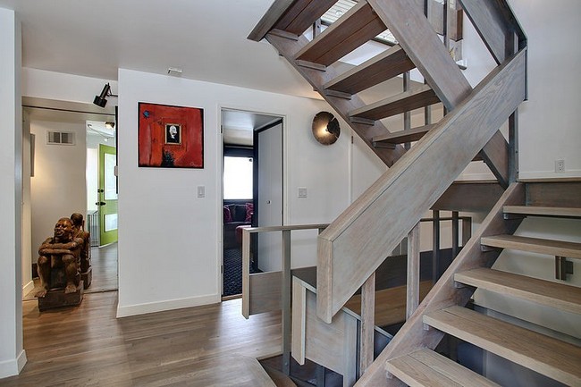 Modern fa beltéri lépcső