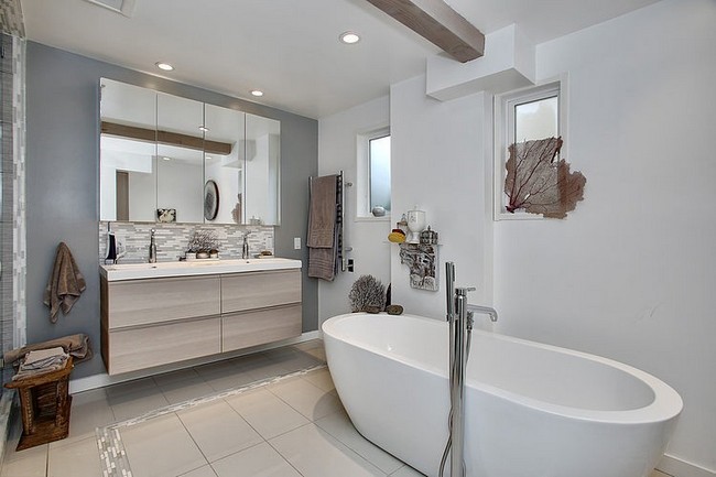 Világos és modern fürdőszoba ovális fürdőkáddal