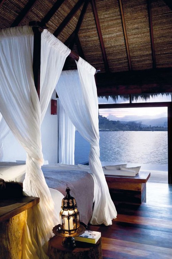 Karibi hangulatú tengerparti hotelszoba baldachinos ágya