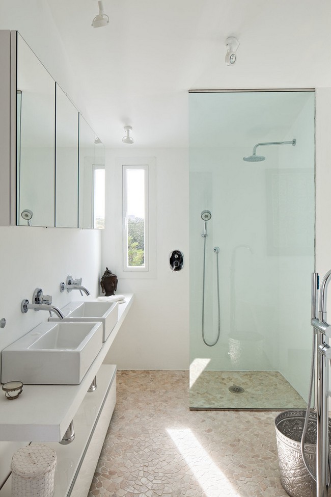 Üvegfalú zuhanyfülke, kavicsburkolat fürdőszobába