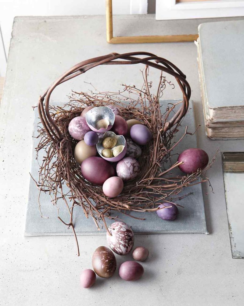 Húsvéti dekoráció fonott kosárban lila tojásokkal, 