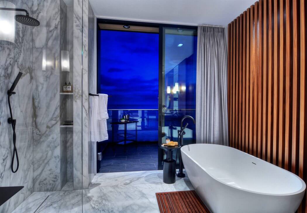 Modern márvány burkolatos fürdőszoba