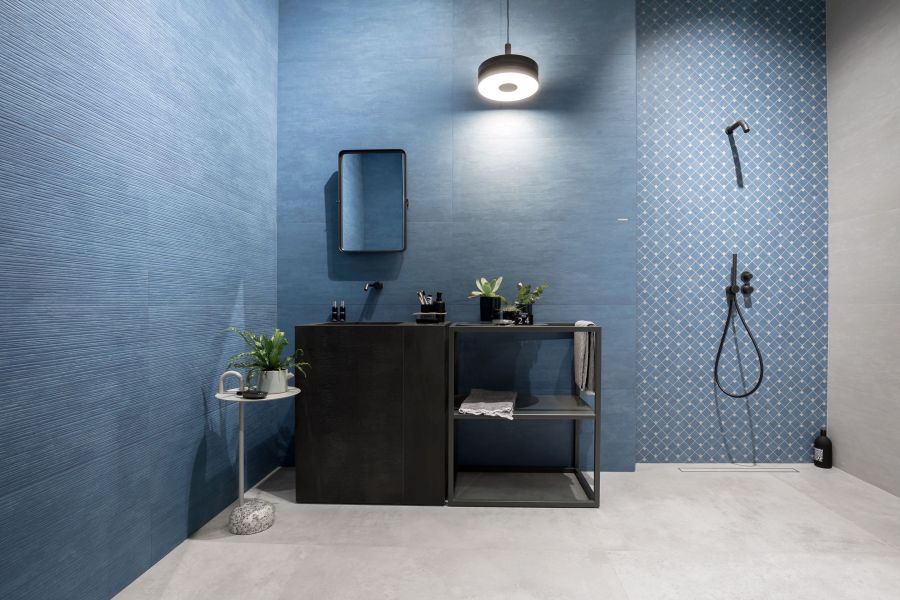 Fürdőszoba trend kék burkolat