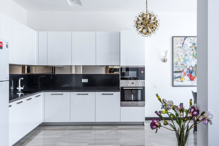 Fehér konyha modern beépített konyhai gépekkel