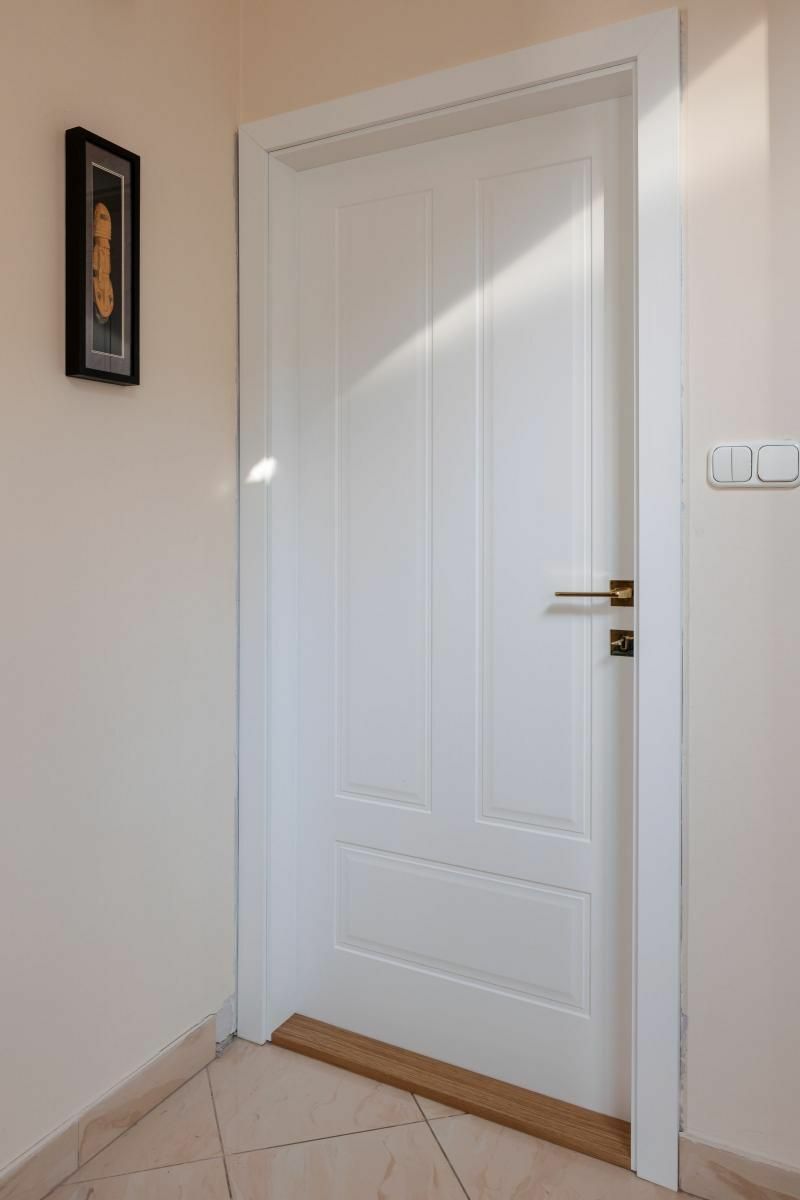 Klasszikus megjelenésű  beltéri ajtó fehérben