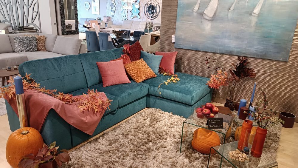 Bella kanapé, őszi dekoráció a Rio Design bemutatóteremben