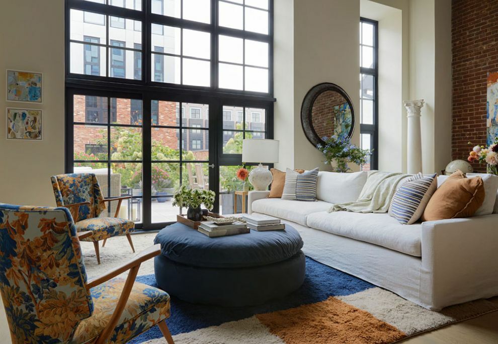 Loft lakás nappalija világos kanapéval