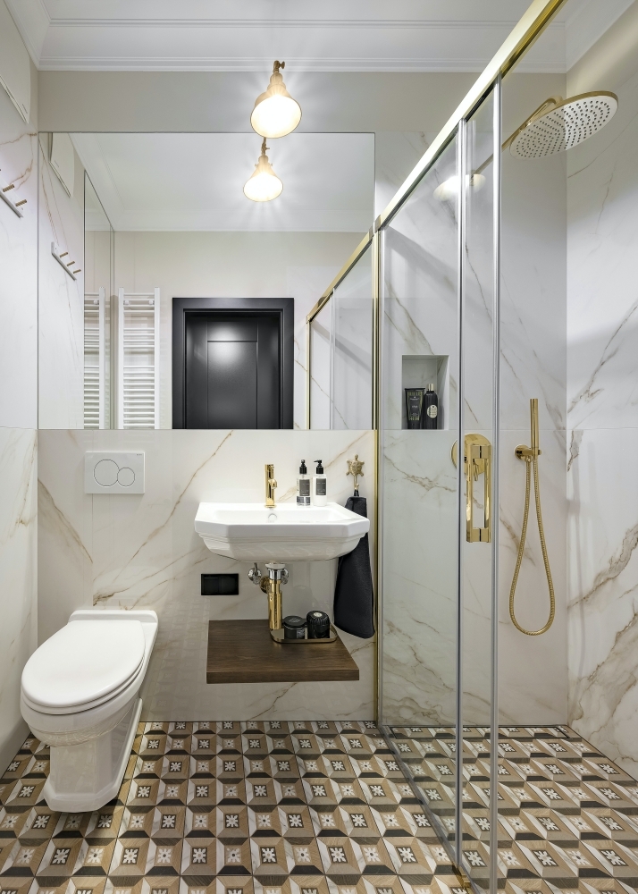 Klasszikus hangulatú fürdőszoba arany színű csaptelepekkel