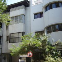 Santiago de Chilébe kerülvén lenyűgözött a Bauhaus-jellegű köz- és lakóépületek szépsége és sokasága, amely izgalmasan egyedi arculatot biztosít a városnak. Santiago de Chilébe kerülvén lenyűgözött a Bauhaus-jellegű köz- és lakóépületek szépsége és sokasága, amely izgalmasan egyedi arculatot biztosít a városnak.